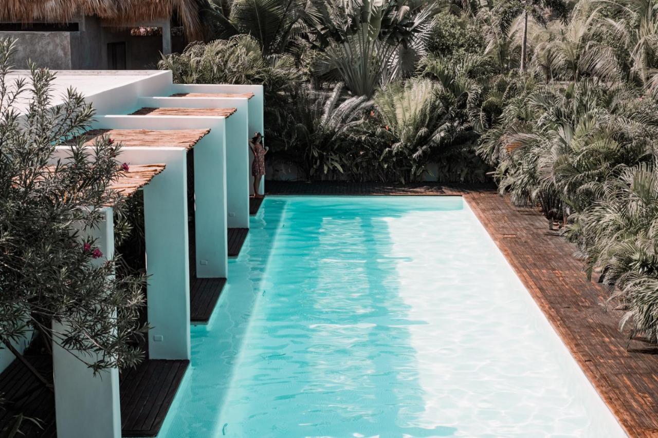 El Hotel Swell es un exclusivo establecimiento de surf y estilo de vida que ofrece un ambiente relajado y acogedor a sus huéspedes. Está ubicado en la hermosa playa de arena volcánica negra de El Paredón, Guatemala, un lugar rodeado de naturaleza y vistas impresionantes al mar y las olas.