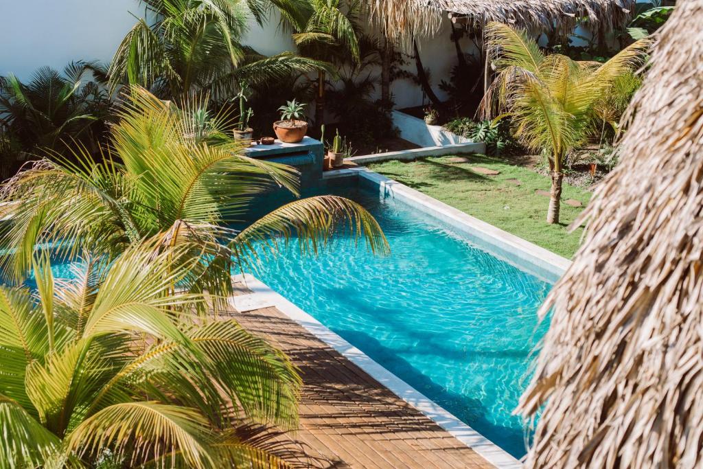 Ubicada en El Paredón Buena Vista, a 300 metros de la playa El Paredón, Casa Zala ofrece alojamiento con piscina al aire libre, estacionamiento privado gratuito, jardín y sala de estar compartida.