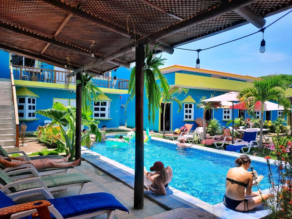 Ubicado en El Paredón Buena Vista, a 300 metros de la playa El Paredón, el Hotel Evenezer El Paredón ofrece alojamiento con piscina al aire libre, estacionamiento privado gratuito y jardín